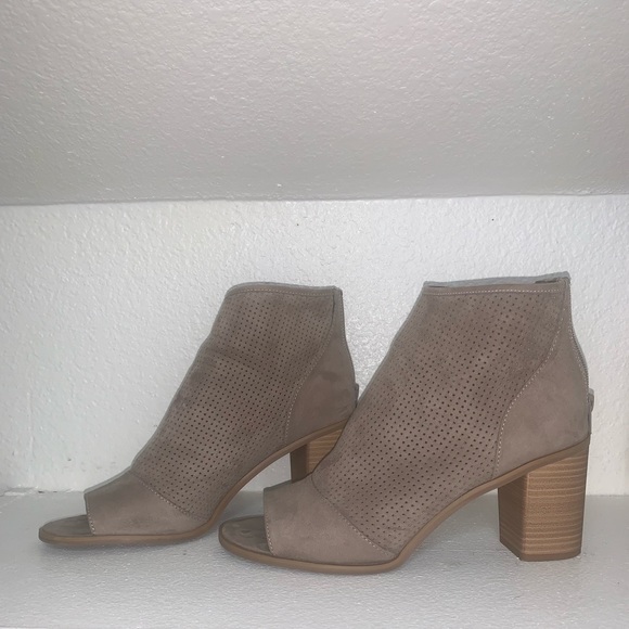 Cream suede heels - Picture 2 of 4